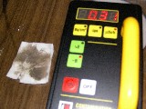 拭き取った放射性物質をガイガーカウンターで測定